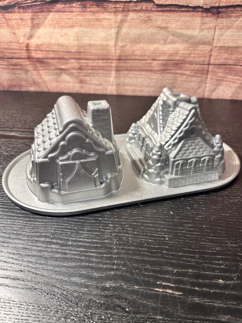 Nordic Ware Gingerbread House Duet Pan is a durable cast aluminum